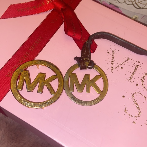 MK set of 2 Michael Kors Gold emblems one with leather strip - Picture 3 of 6